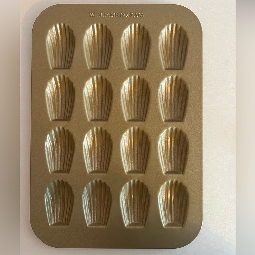 NWOT Williams Sonoma Goldtouch Pro Madeleine Pan